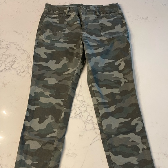 Old Navy pixie style camo pant - Picture 2 of 7